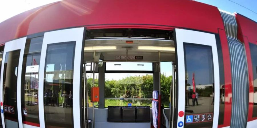 Der rassistische Vorfall ereignete sich in einer Strassenbahn in Erfurt. Foto: Martin Schutt/dpa/Symbolbild