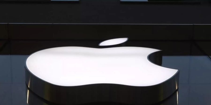 Eine Gruppe deutscher Verbände hat wegen geplanter neuer Datenschutzregeln eine Wettbewerbsbeschwerde gegen Apple beim Bundeskartellamt eingereicht. Foto: Matthias Schrader/AP/dpa