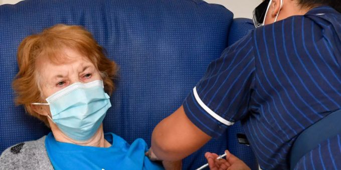 ARCHIV - Mit ihr fing alles an: Die 90-jährige Margaret Keenan war die erste britische Impfpatientin - mittlerweile bekommen auch Mitte-40-Jährige Impfangebote. Foto: Jacob King/PA Wire/dpa ARCHIV - Mit ihr fing alles an: Die 90-jährige Margaret Keenan war die erste britische Impfpatientin - mittlerweile bekommen auch Mitte-40-Jährige Impfangebote. Foto: Jacob King/PA Wire/dpa