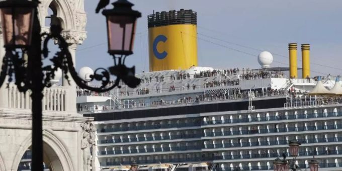 Ein Kreuzfahrtschiff fährt am Markusplatz vorbei. venedig kreuzfahrt