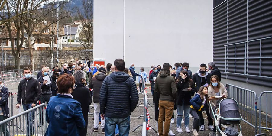 Mehrere Dutzend Personen warten am Freitagnachmittag vor dem Abstimmungslokal in Moutier auf die Türöffnung. Am Sonntagabend wird feststehen, ob das Städtchen zum Kanton Jura wechselt oder bernisch bleibt.