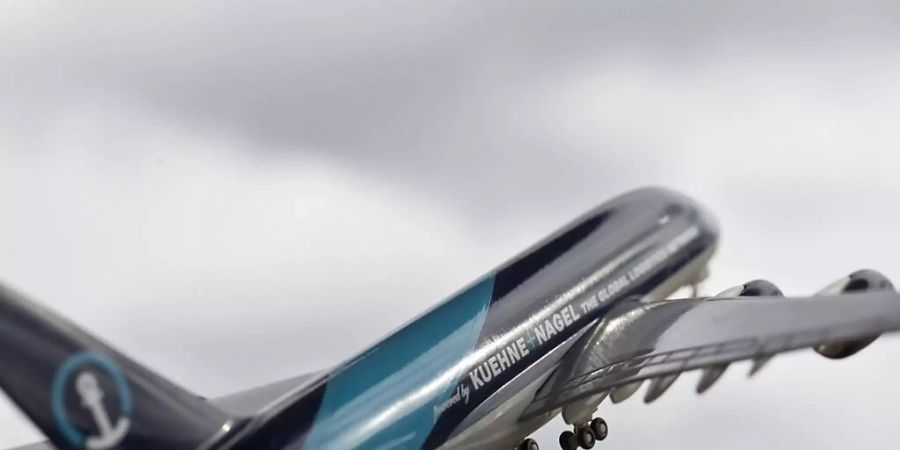 Der Logistikkonzern Kühne+Nagel erholt sich vom Corona-Schock aus dem Vorjahr und hat im ersten Quartal Umsatz und Gewinn deutlich gesteigert.(Archivbild)