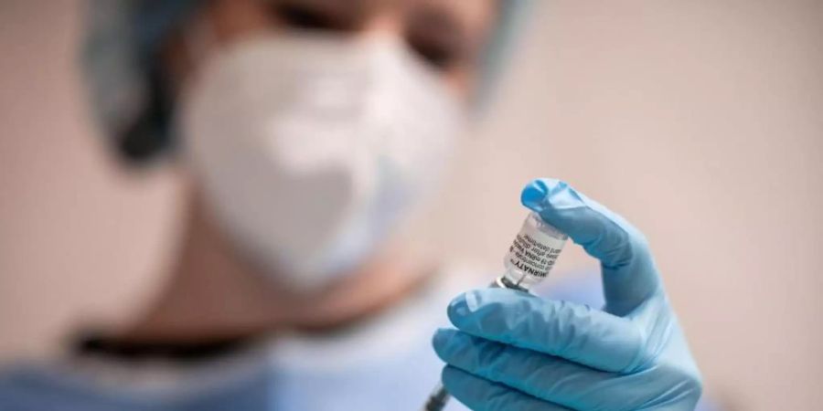 Vorbereitung einer Impfung gegen das Coronavirus. Foto: Fabian Strauch/dpa