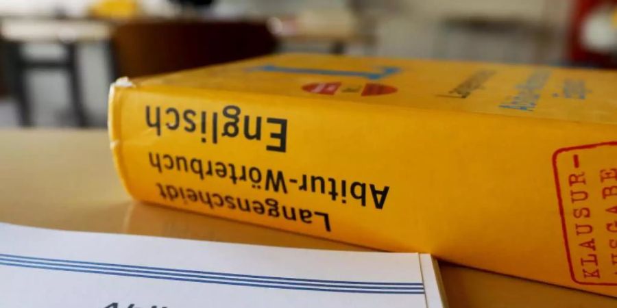 Abiturientinnen und Abiturienten in NRW mussten sich in der Englisch-Prüfung mit einem Text aus der «New York Times» auseinandersetzen. Thema: Kaliforniens Fixierung auf Einfamilienhäuser als Wohnform Nummer eins. Foto: Oliver Berg/dpa