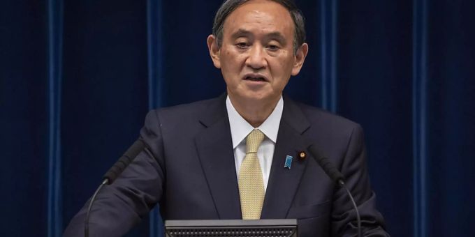 Yoshihide Suga, Premierminister von Japan. Er zieht aktuell keine Absage von Olympia 2020 in Betracht. Olympia 2020
