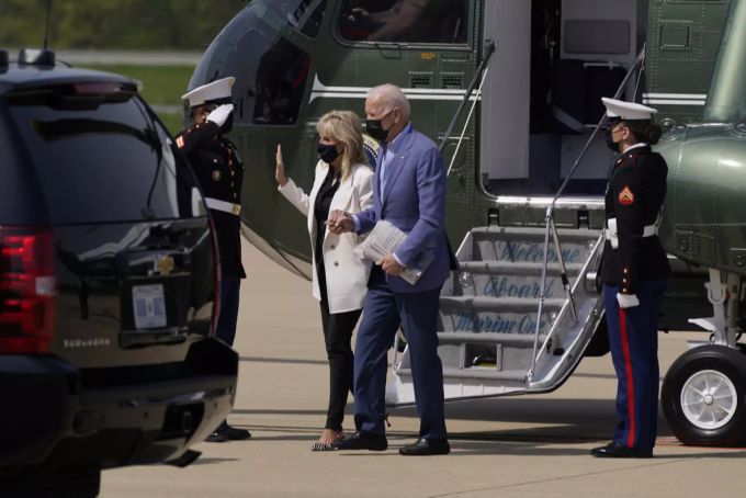 Joe Biden ist nun 100 Tage im Amt. Im Bild: Biden und seine Frau Jill Biden. Joe Biden