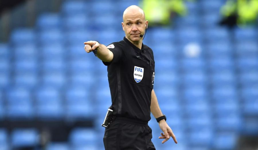 Nach wenigen Sekunden zeigt Anthony Taylor auf den Punkt.