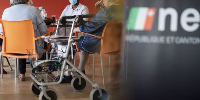 Personen in einem Altersheim in Neuenburg. (Symbolbild) neuenburg altersheim coronavirus
