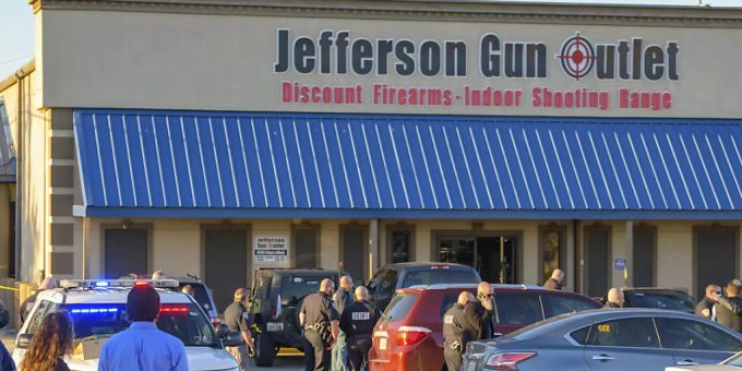 In einem Waffen-Outlet im US-Bundesstaat Louisiana sind mehrere Menschen durch Schüsse getötet und verletzt worden. Foto: Matthew Hinton/AP/dpa In einem Waffen-Outlet im US-Bundesstaat Louisiana sind mehrere Menschen durch Schüsse getötet und verletzt worden. Foto: Matthew Hinton/AP/dpa