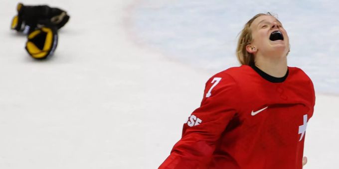 Hockeyspielerin Lara Stalder im Trikot der Schweizer Nati. Lara Stalder