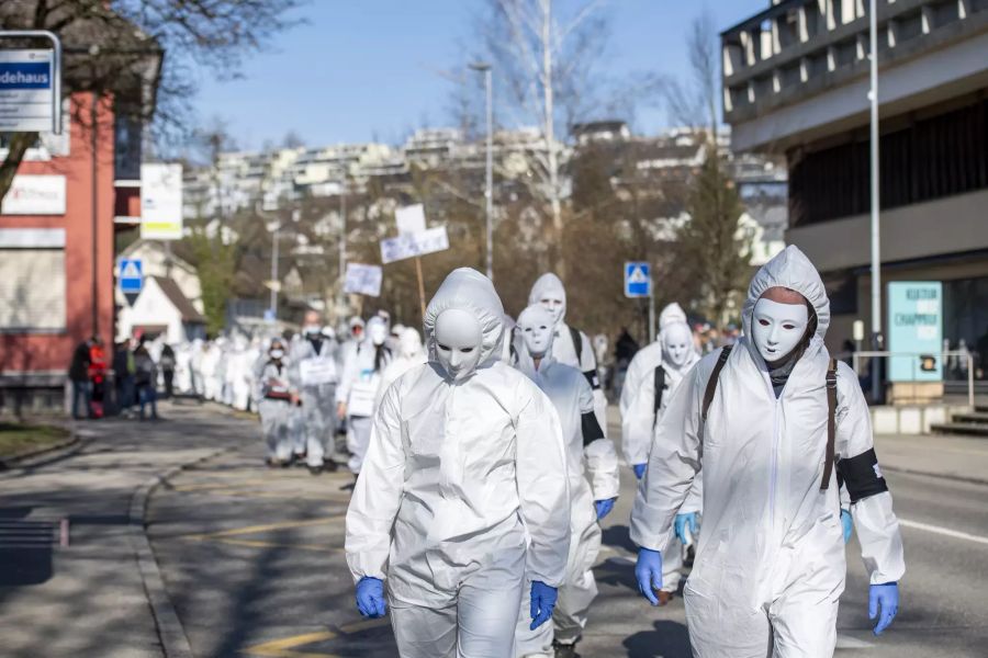 Mehrere hundert Personen demonstrieren gegen die Einschränkungen und Massnahmen des Bundes während der Corona-Pandemie.