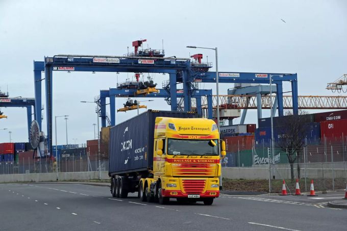 24.02.2021, Grossbritannien, Belfast: Ein Frachtlastwagen verlässt den Hafen. Das sogenannte Joint Committee trifft sich zu einer Online-Konferenz. Hintergrund ist der Streit über Warenkontrollen zwischen Nordirland und dem übrigen Vereinigten Königreich. Foto: Niall Carson/PA Wire/dpa +++ dpa-Bildfunk +++ Brexit - Nordirland