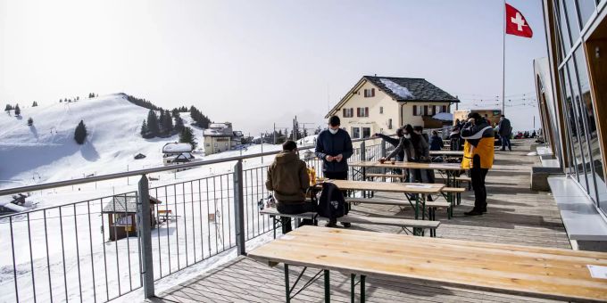 Die Terrasse des Berg Restaurant Bahnhoefli auf Rigi Staffel im Skigebiet auf der Rigi im Kanton Schwyz am Dienstag, 23. Februar 2021. (Symbolbild) Schwyz
