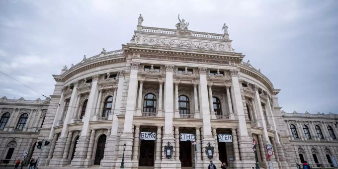 Das Burgtheater. Mit einem randvollen Premierenkalender präsentieren sich Österreichs Bühnen nach monatelangem Corona-Lockdown. Burgtheater in Wien