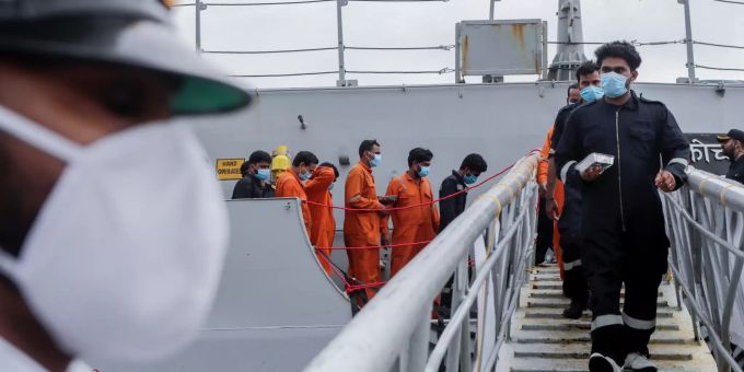 Gerettete Besatzungsmitglieder eines gesunkenen Lastkahns gehen von Bord des indischen Marineschiffs INS Kochi. Der für Bohrungen eingesetzte Lastkahn sank im Arabischen Meer, nachdem der Zyklon «Tauktae» auf die Westküste traf. Die indische Marine konnte nach eigenen Angaben 183 Menschen retten, die am 18.05.2021 auf dem von einer staatlichen Ölfirma betriebenen Schiff waren. Foto: Rajanish Kakade/AP/dpa Zyklon «Tauktae» in Indien