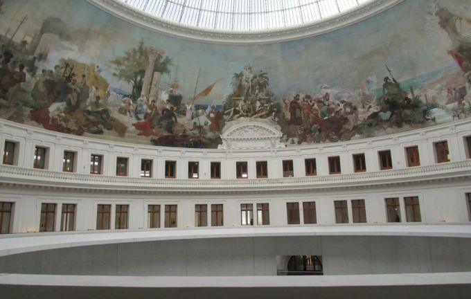 Blick auf die Galerien aus dem 19. Jahrhundert und der beeindruckenden 1400 Quadratmeter grossen Panorama-Malerei, die die fünf Kontinente darstellt, in der Rotunde des Pinault-Museums. Das neue Pariser Museum des französischen Milliardärs François Pinault liegt zwischen dem Louvre und dem Centre Pompidou. Das Museum wird offiziell am 22. Mai 2021 eröffnet. Foto: Sabine Glaubitz/dpa Pinault-Museum