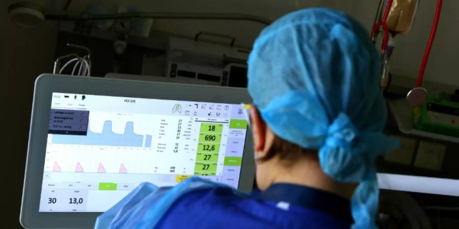 Arzt auf einer Intensivstation