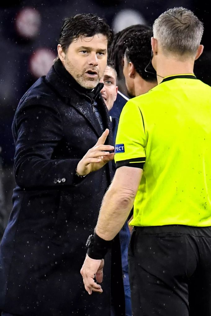 Auch Mauricio Pochettino suchte nach dem Spiel noch das Gespräch mit Schiedsrichter Kuipers. Paris Saint-Germain
