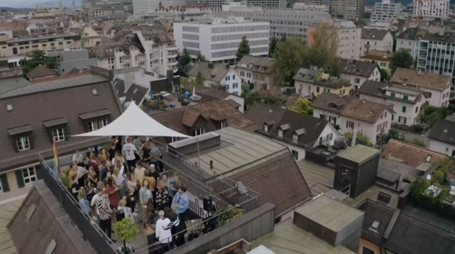 «Tamynique» performten auf einem Dach in Zürich.