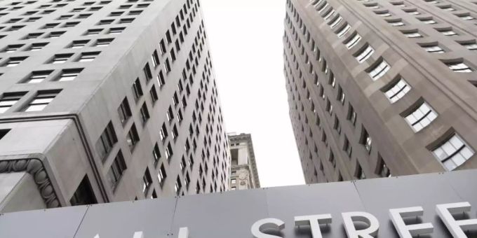 Ein Schild mit der Aufschrift «Wall Street» hängt an der Fassade der New Yorker Börse. Foto: Mark Lennihan/AP/dpa Ein Schild mit der Aufschrift «Wall Street» hängt an der Fassade der New Yorker Börse. Foto: Mark Lennihan/AP/dpa