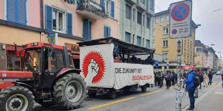 Ein kurzer Demo-Zug zog am Samstag, 1. Mai, unter anderem durch die Zürcher Langstrasse.