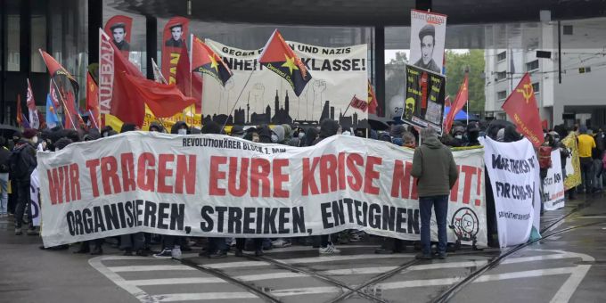 An einer Demonstration zum Tag der Arbeit demonstrieren zahlreiche Menschen am Samstag, 1. Mai 2021 in Basel. Schweizweit sind am Samstag an ueber 30 Orten Veranstaltungen geplant. Basel