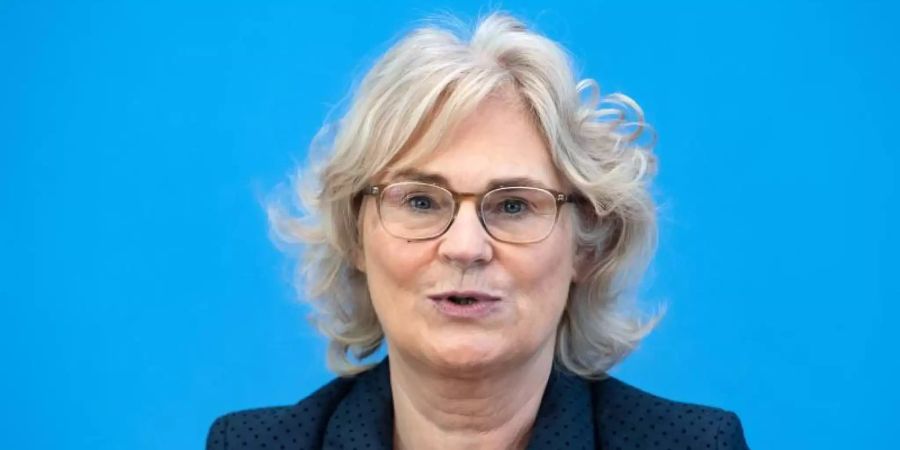 «Das Grundgesetz lässt Einschränkungen unserer Grundrechte nur zu, wenn es hierfür eine besondere Rechtfertigung gibt. Der Schutz von Leben und Gesundheit in der Pandemie ist eine solche Rechtfertigung», sagt Bundesjustizministerin Christine Lambrecht. Foto: Bernd von Jutrczenka/dpa