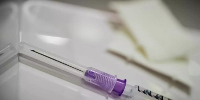 Im Schweriner Impfzentrum wurden versehentlich die Behälter mit verdünntem und unverdünntem Impfstoff verwechselt. Foto: Michael Kappeler/dpa/Symbolbild Im Schweriner Impfzentrum wurden versehentlich die Behälter mit verdünntem und unverdünntem Impfstoff verwechselt. Foto: Michael Kappeler/dpa/Symbolbild