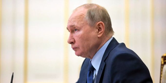 Wladimir Putin, Präsident von Russland, hält während einer Kabinettssitzung via Videokonferenz einen Stift in der Hand. Russlands Präsident Putin