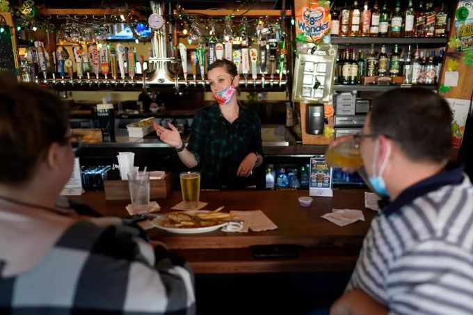Der US-Bundesstaat Texas hebt die Maskenpflicht und die wegen der Pandemie eingeführten Kapazitätsgrenzen für Restaurants und andere Unternehmen auf. Coronavirus - USA