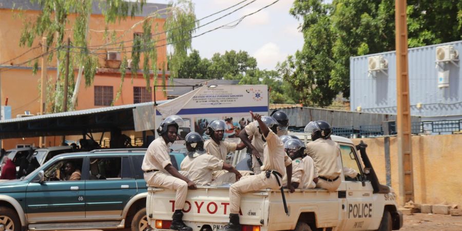 Polizisten fahren am Rande eines Marsches zur Unterstützung der Putschisten durch Niamey. Nach dem Putsch im Niger sicherten Tausende dem Militär ihre Unterstützung zu.