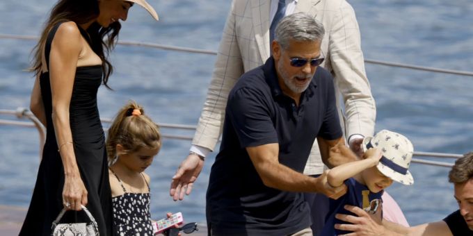 Süsse Fotos - So gross sind die Zwillinge von George Clooney schon