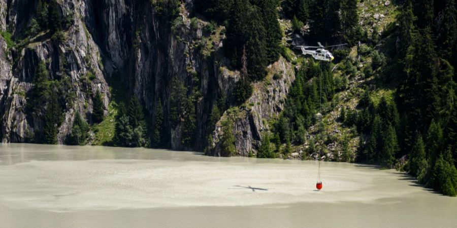 Die Armee steht mit zwei Helikoptern im Einsatz und hilft mit, das Feuer einzudämmen.