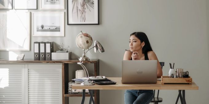 Lieber ans Mittagessen denken, als die langweilige Aufgabe erledigen? Das passiert vielen, ist aber nicht zielführend. frau im Büro