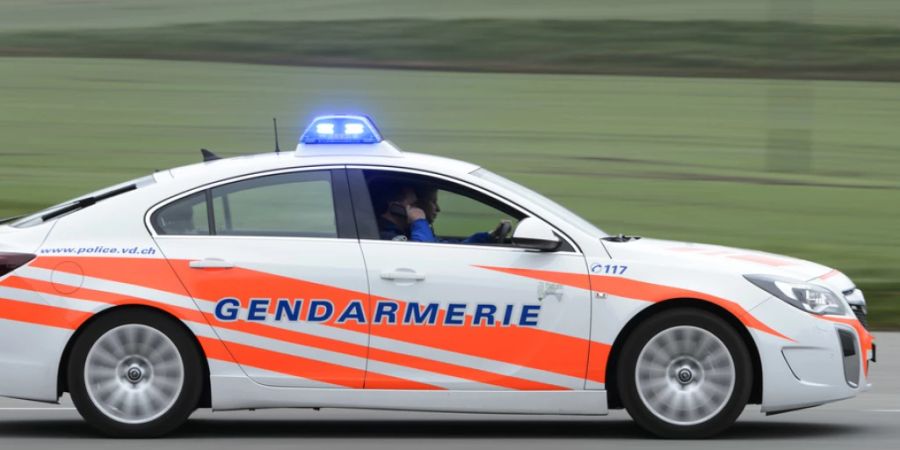 Eine wilde Verfolgungsjagd in der Romandie endete mit einem Unfall des Fluchtautos. Der Fahrer wurde leicht verletzt und festgenommen.(Symbolbild)