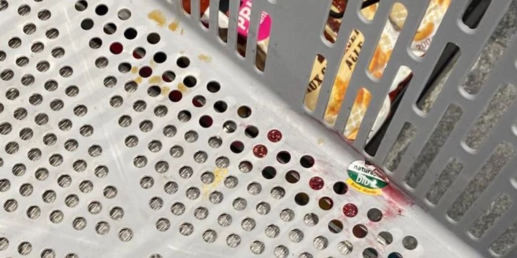 Dirty Shopping Baskets A Common Issue at Coop in Bern: Customers Urged to Report