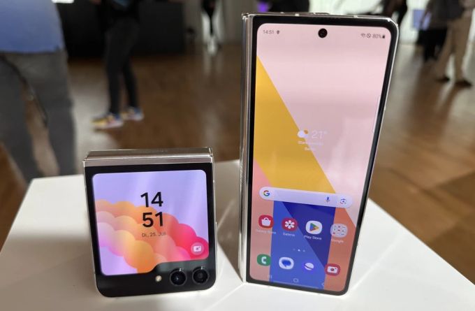 Die Modelle Samsung Galaxy Z Flip 5 (links) und Galaxy Z Fold 5 (rechts). Samsung Smartphones