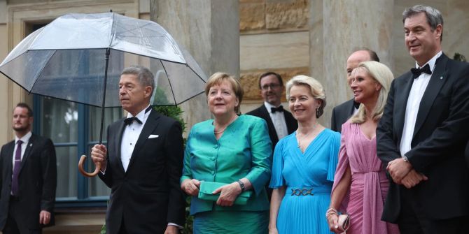 Angela Merkel Bayreuth Regenschirm