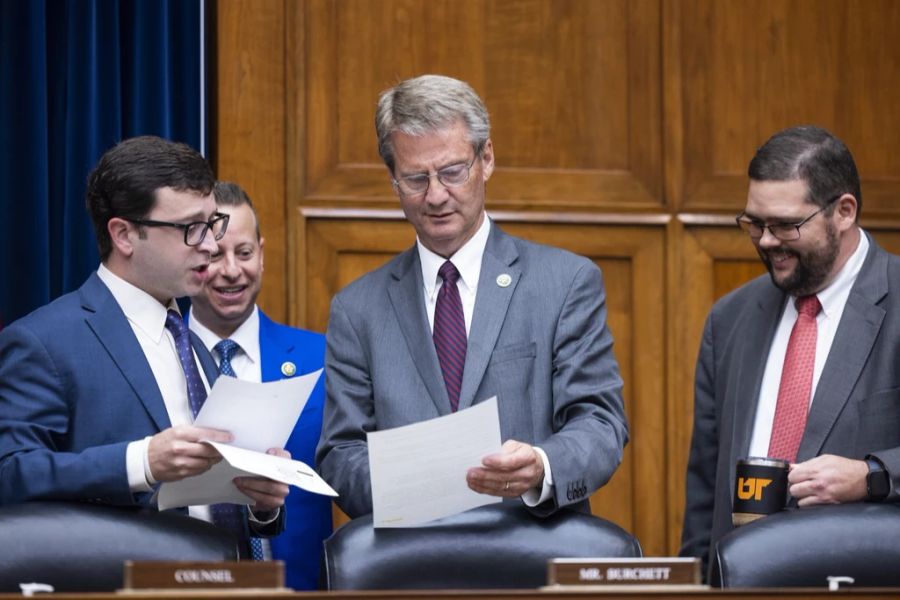 Der Republikaner Tim Burchett sagt gegenüber CBS aus, er wolle die Vertuschung der US-Regierung aufdecken.