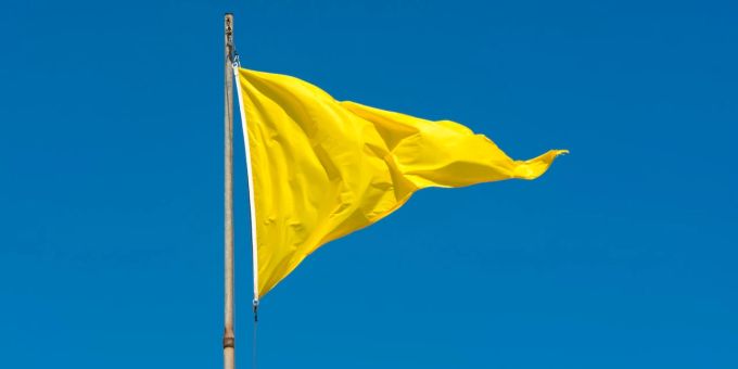 Gelbe Flaggen gelten in einer Beziehung als ein frühes Warnzeichen: Hier bitte mal genauer hinsehen, mögliche Probleme lauern. Gelbe Flagge Probleme Beziehung