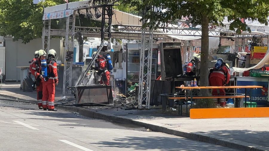 Feuerwehrleute bei den Löscharbeiten.