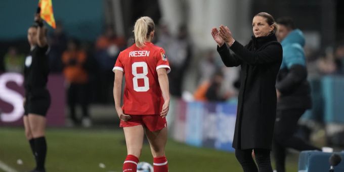 Inka Grings applaudiert ihrem Team an der Frauen-WM. Frauen-WM