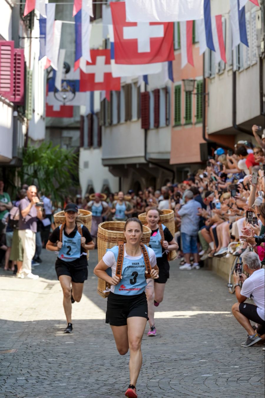 Die Läuferinnen und Läufer boten ein spannendes Rennen in der Zuger Altstadt.