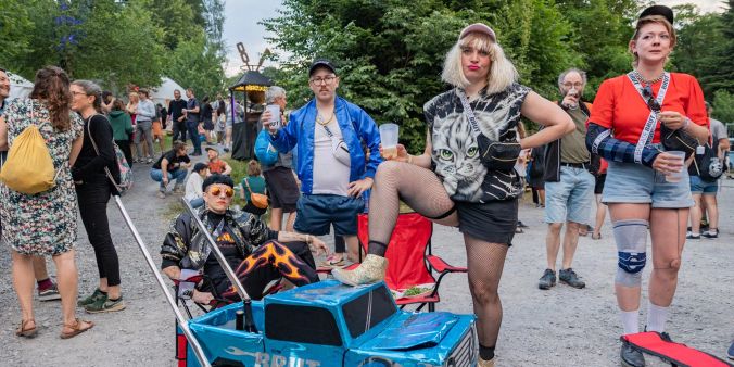 Die Wrestling-Crew Brigade Brut ist mit einer eigener Prosecco Bar unterwegs.