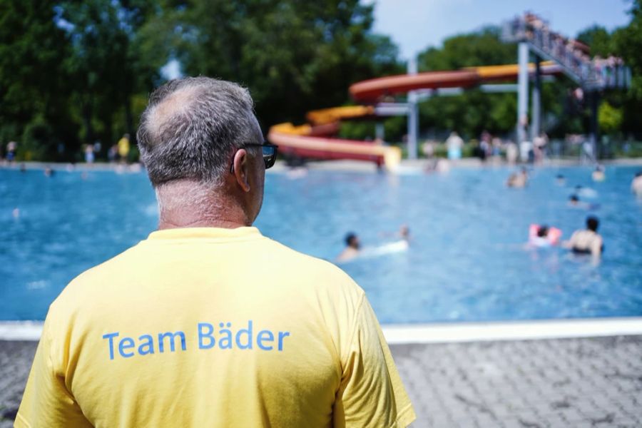 Nun wurde der Bademeister im Einvernehmen entlassen. (Symbolbild)