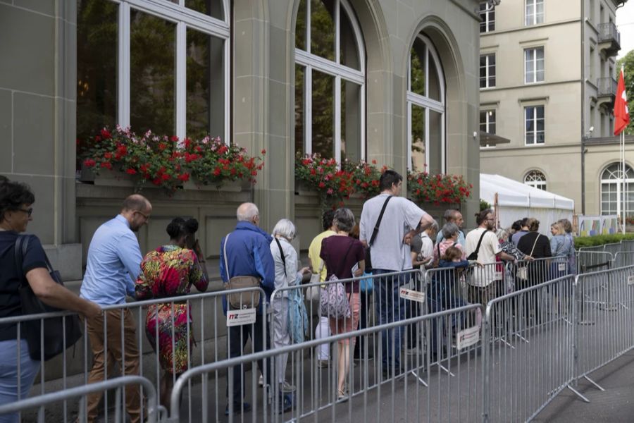 Teilweise kam es vor den Eingängen der Bundesgebäude zu langen Wartezeiten.