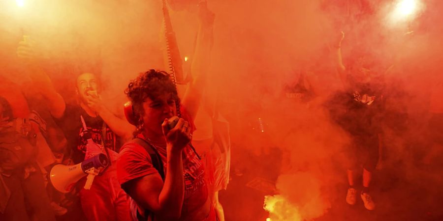 In Tel Aviv protestieren Menschen gegen die Pläne der Regierung von Premierminister Netanjahu, das Justizsystem zu reformieren. Foto: Ariel Schalit/AP/dpa