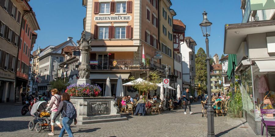 Der Pfistergasse-Brunnen und das Bistro Krienbrüggli in der Stadt Luzern.
