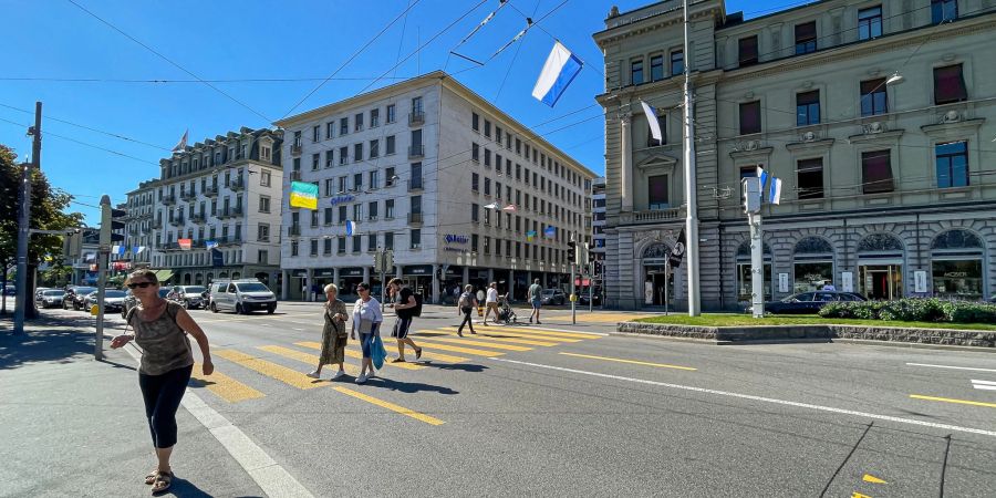 Ein Fussgänger beim Schweizerhofquai in der Stadt Luzern.