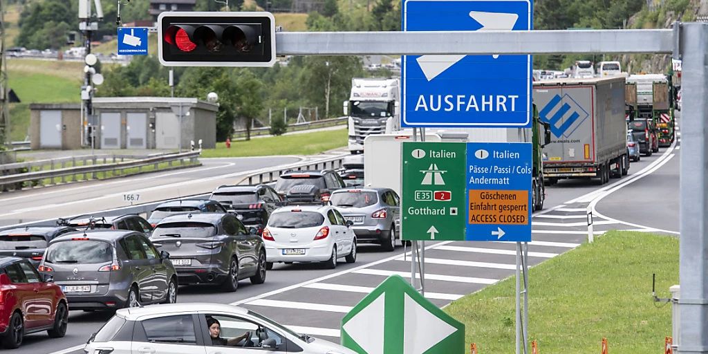 Kilometer Stau Vor Gotthard Tunnel